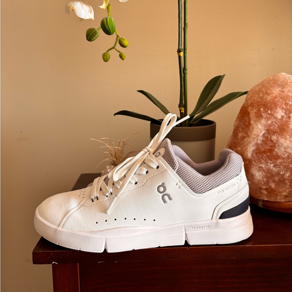 ON Roger court sneaker. Lilac. Size 7.5.